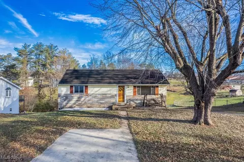 64 Sun St, Parkersburg, WV 26101