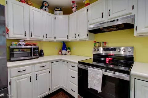 Kitchen - 2950 Colon Dr, Copley, OH 44321 photo 5 of 6