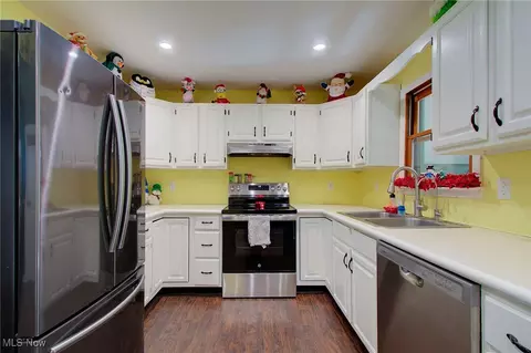Kitchen - 2950 Colon Dr, Copley, OH 44321 photo 3 of 6