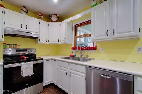 Kitchen - 2950 Colon Dr, Copley, OH 44321 photo 4 of 6
