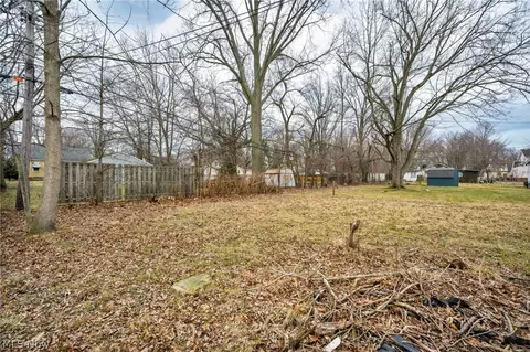 Exterior - 295 E 238th St, Euclid, OH 44123 photo 8 of 9