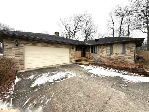 2851 Carlton Dr NW, Warren, OH 44485