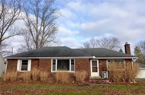 4234 Lake Rd, Youngstown, OH 44511