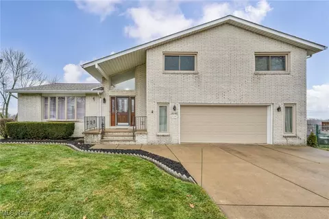 30185 Overlook Dr, Wickliffe, OH 44092