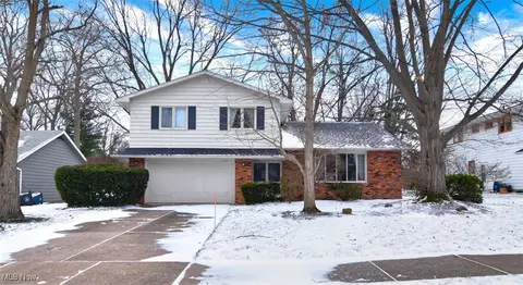 5387 Blue Bell Dr, Lyndhurst, OH 44124