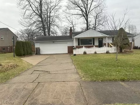 2078 Cranbrook Dr, Youngstown, OH 44511