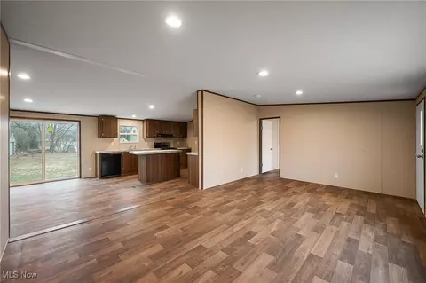 Living - 541 Lincoln Ave, Struthers, OH 44471 photo 2 of 4