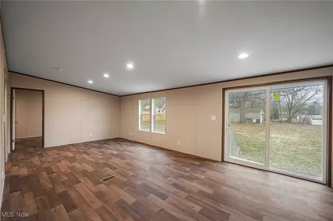 Living - 541 Lincoln Ave, Struthers, OH 44471 photo 4 of 4