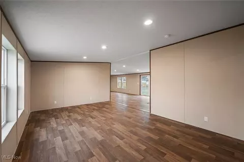 Living - 541 Lincoln Ave, Struthers, OH 44471 photo 3 of 4