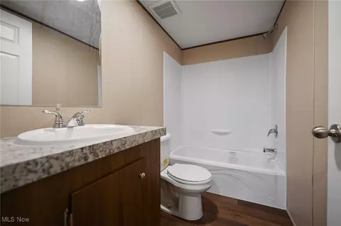 Bath - 541 Lincoln Ave, Struthers, OH 44471 photo 1 of 1