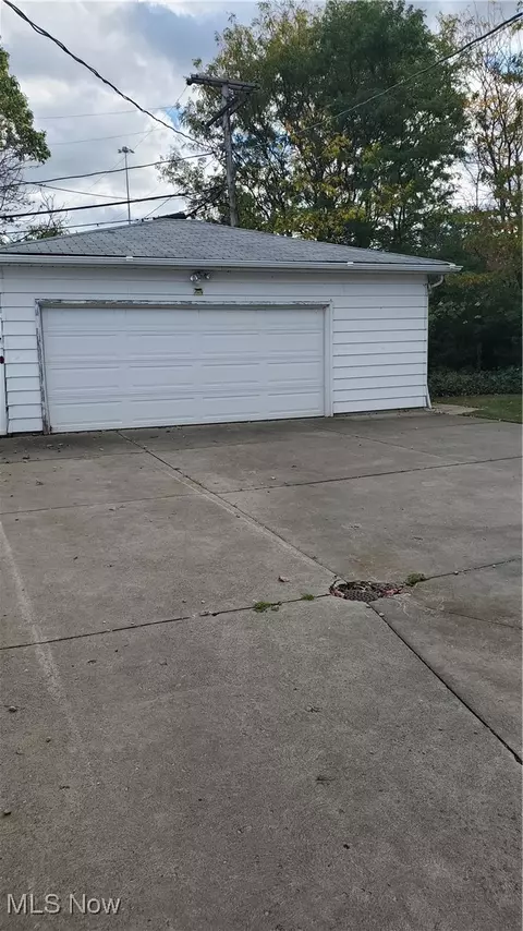 815 E 272nd St, Euclid, OH 44132 photo 7