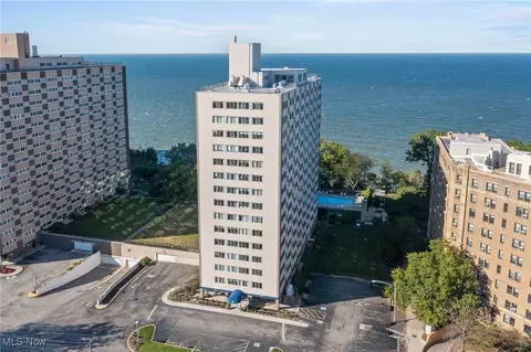 12520 Edgewater Dr #401, Lakewood, OH 44107