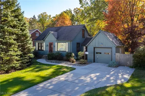 5211 W Ridgewood Dr, Parma, OH 44134