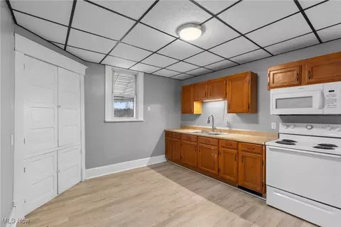 Entry Way - 357 S Lincoln Ave, Barnesville, OH 43713 photo 6 of 10