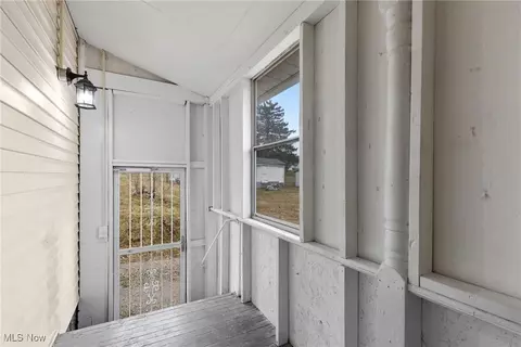Entry Way - 357 S Lincoln Ave, Barnesville, OH 43713 photo 9 of 10