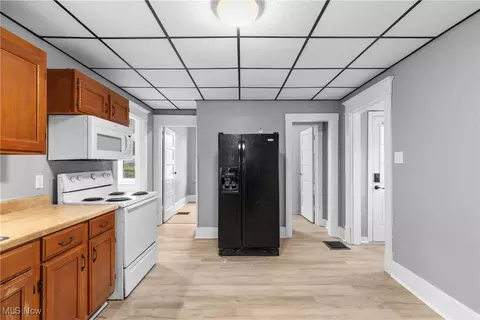 Entry Way - 357 S Lincoln Ave, Barnesville, OH 43713 photo 7 of 10