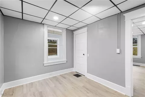 Entry Way - 357 S Lincoln Ave, Barnesville, OH 43713 photo 4 of 10