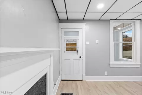 Entry Way - 357 S Lincoln Ave, Barnesville, OH 43713 photo 2 of 10