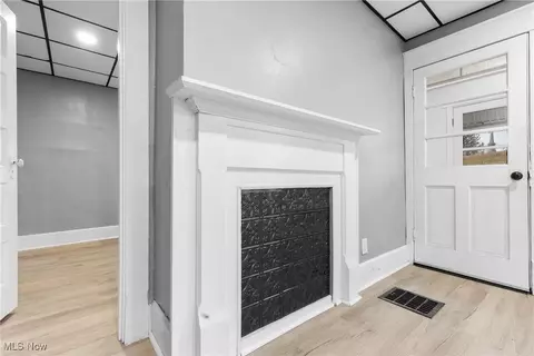 Entry Way - 357 S Lincoln Ave, Barnesville, OH 43713 photo 3 of 10