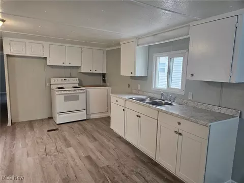 2305 E Waterloo Rd, Akron, OH 44312 photo 2