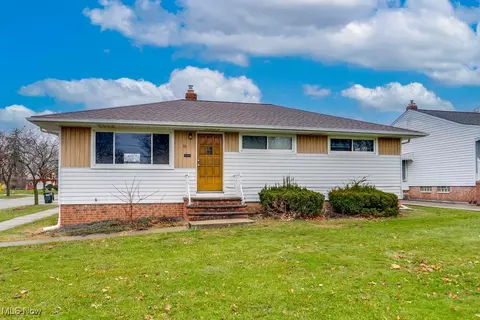 33 Meadowgate Blvd, Bedford, OH 44146