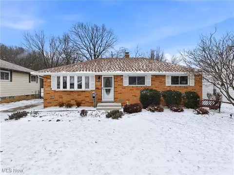 5905 Regency Dr, Parma, OH 44129