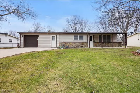 12393 National Dr, Grafton, OH 44044