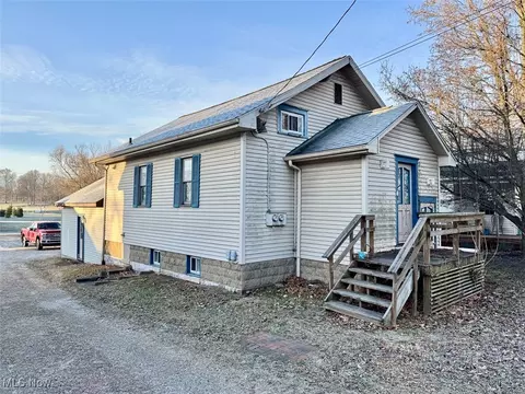 422 W Maple St, Hartville, OH 44632