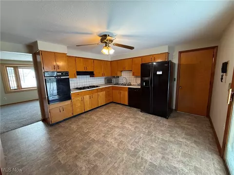 2435 Didrickson Dr, Lorain, OH 44053 photo 7