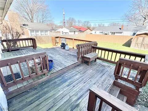 Exterior - 145 Crestview Dr, Elyria, OH 44035 photo 8 of 9