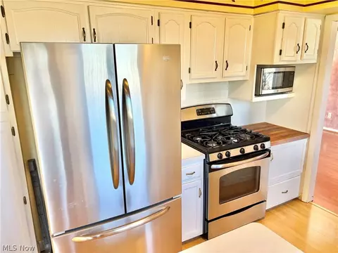 Kitchen - 145 Crestview Dr, Elyria, OH 44035 photo 2 of 5