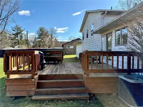 Exterior - 145 Crestview Dr, Elyria, OH 44035 photo 7 of 9