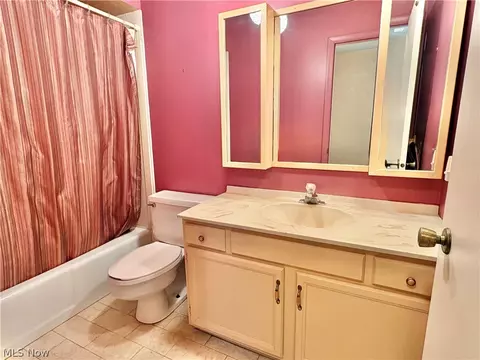 Bath - 145 Crestview Dr, Elyria, OH 44035 photo 3 of 7