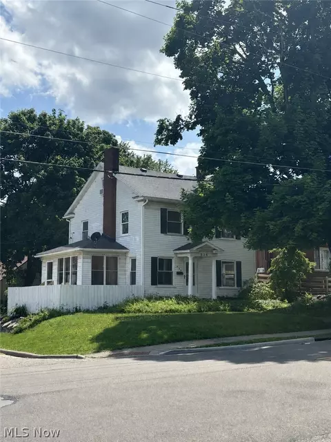 534 E Maple St, North Canton, OH 44720
