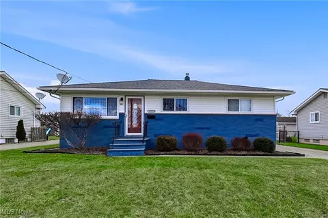 6131 Hardin Dr, Brook Park, OH 44142