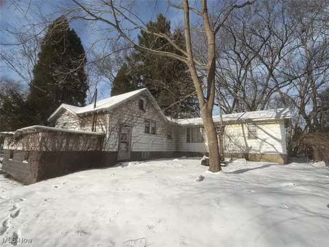 4008 Burke Ave, Louisville, OH 44641