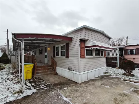 8223 Russell Ln, Cleveland, OH 44144