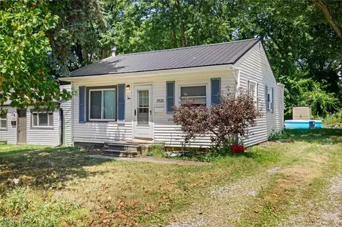 2521 44th St NW, Canton, OH 44709