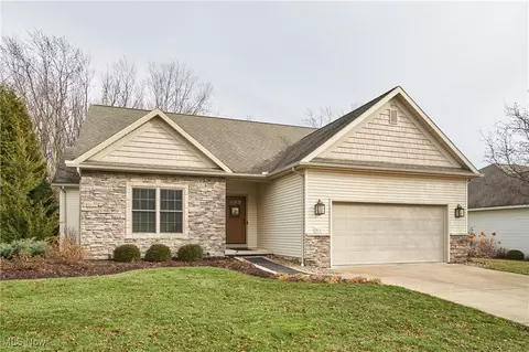 311 Hidden Pond Dr, Doylestown, OH 44230
