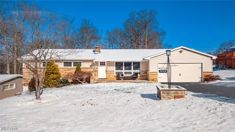 935 Blossom Ln, Zanesville, OH 43701
