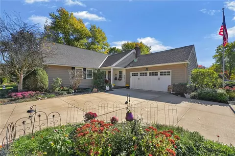6821 Chadbourne Dr, North Olmsted, OH 44070
