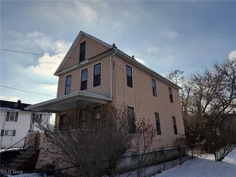 158 16th St NW, Barberton, OH 44203