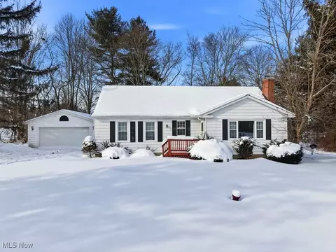 19120 Haskins Rd, Chagrin Falls, OH 44023