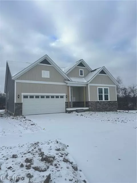 3995 Crest View Dr, Uniontown, OH 44685