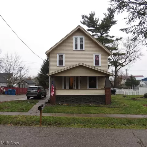 112 High St NE, Hartville, OH 44632