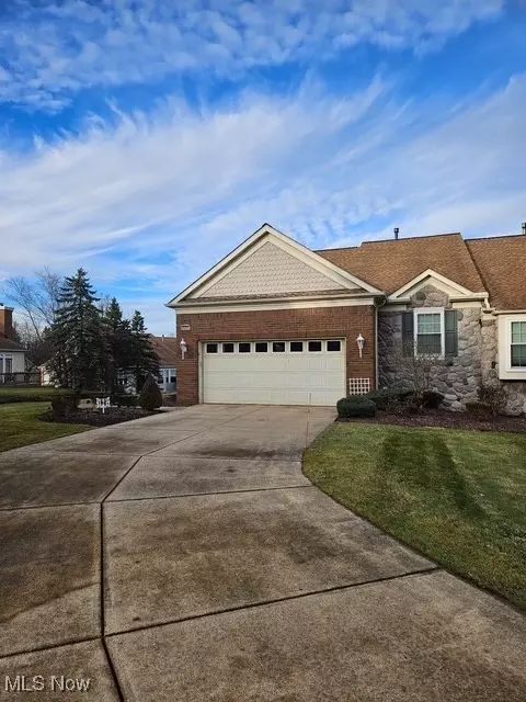 321 Stone Bridge Dr, Sagamore Hills, OH 44067