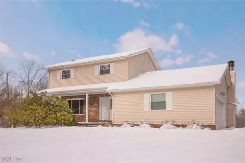 17060 Creighton Dr, Chagrin Falls, OH 44023