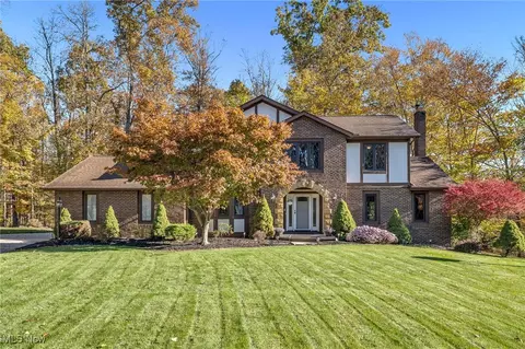 10066 Gatewood Dr, Brecksville, OH 44141