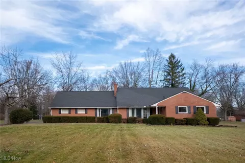 715 Highland Park Dr, New Franklin, OH 44319