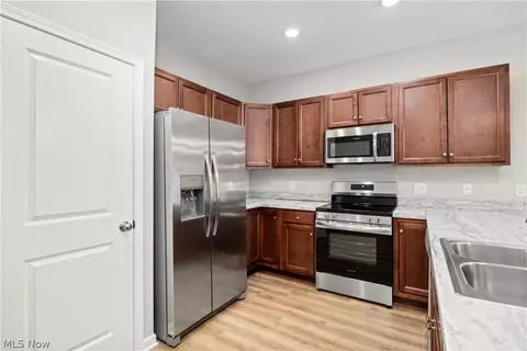 Entry Way - 556 Eldemire Ln, Elyria, OH 44035 photo 3 of 5